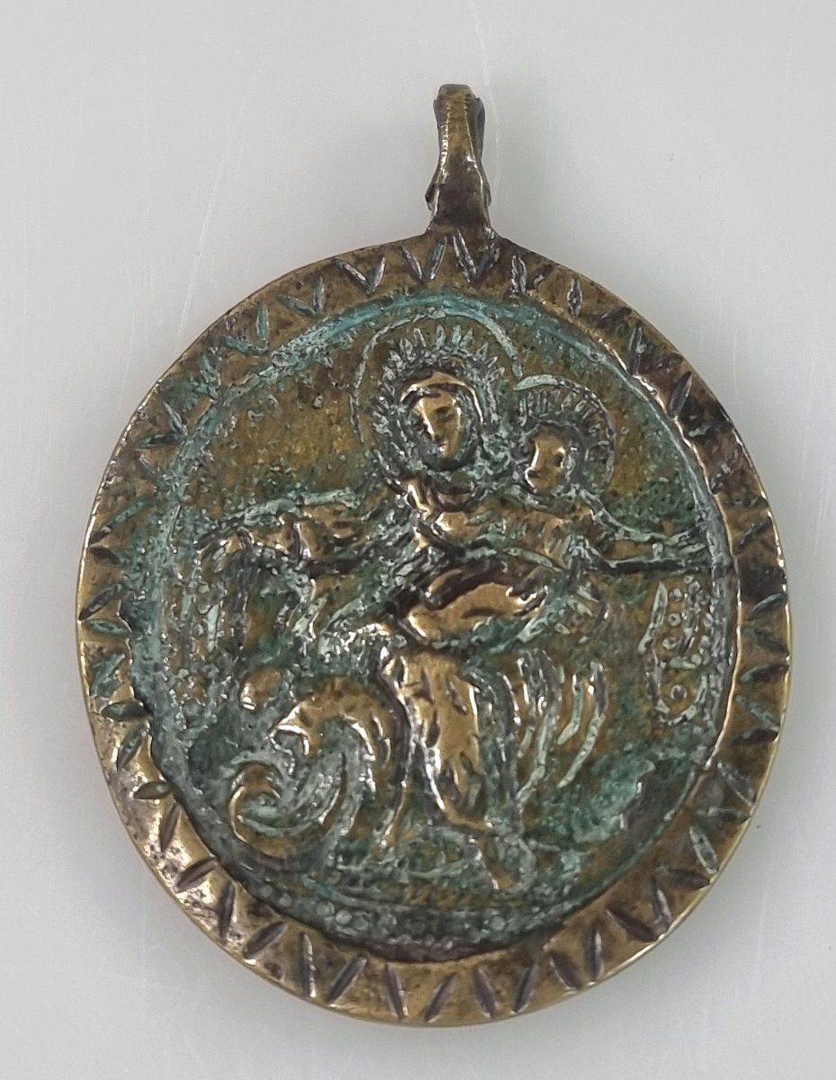 Pendentif de dévotion ancien en bronze – Vierge à l’Enfant, saint Benoît et sainte Scholastique-photo-3