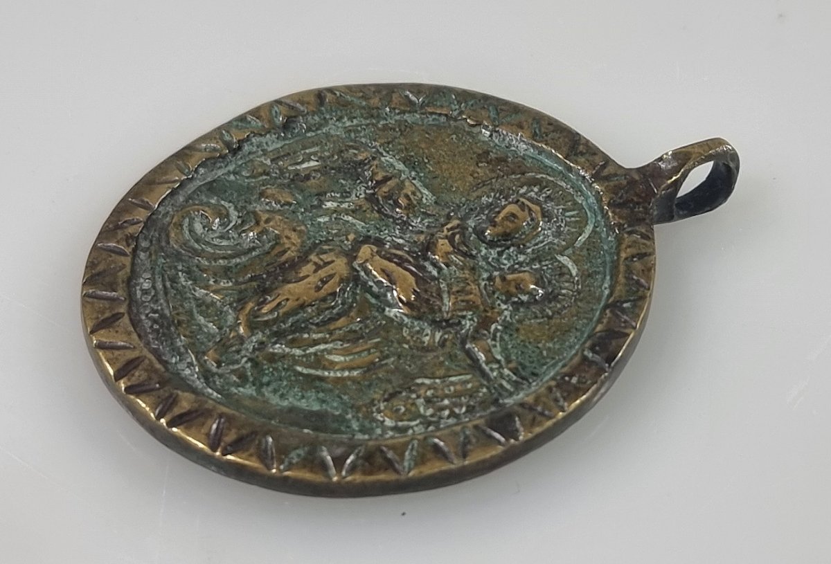 Pendentif de dévotion ancien en bronze – Vierge à l’Enfant, saint Benoît et sainte Scholastique-photo-4
