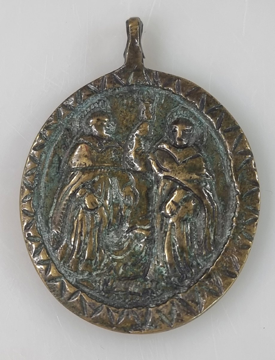 Pendentif de dévotion ancien en bronze – Vierge à l’Enfant, saint Benoît et sainte Scholastique
