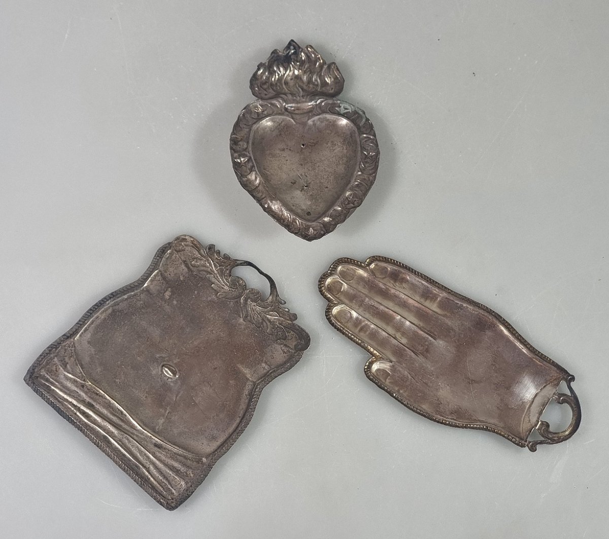 Trois ex-voto anciens en métal argenté – Main, ventre et Sacré-Cœur-photo-2