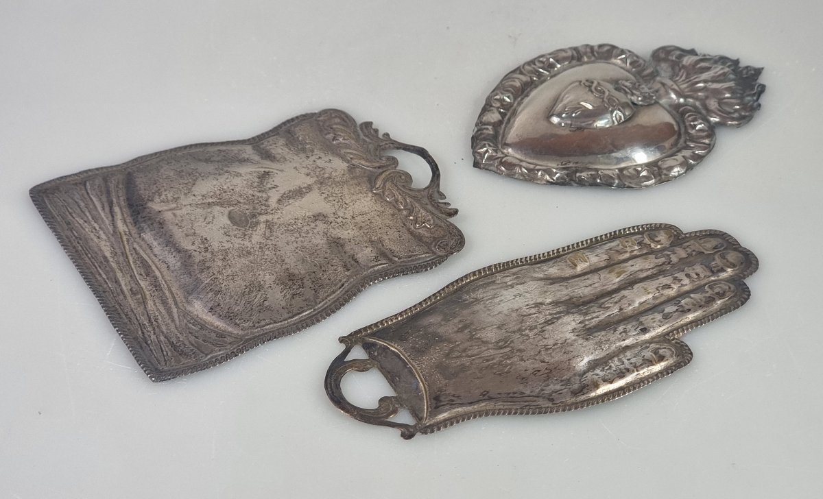 Trois ex-voto anciens en métal argenté – Main, ventre et Sacré-Cœur-photo-3