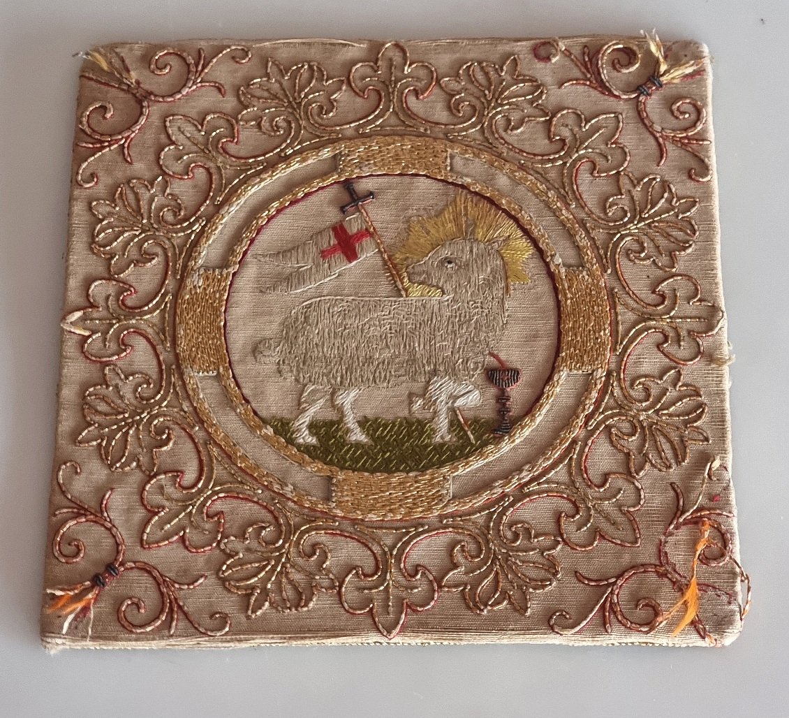 Pale de calice ancienne brodée avec Agnus Dei – XVIIIe/XIXe siècle-photo-2