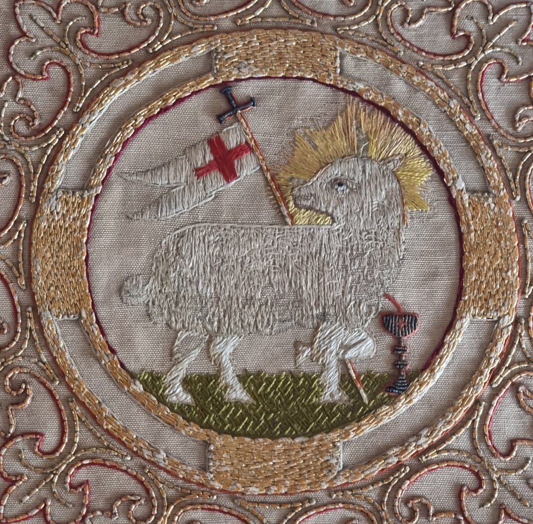 Pale de calice ancienne brodée avec Agnus Dei – XVIIIe/XIXe siècle