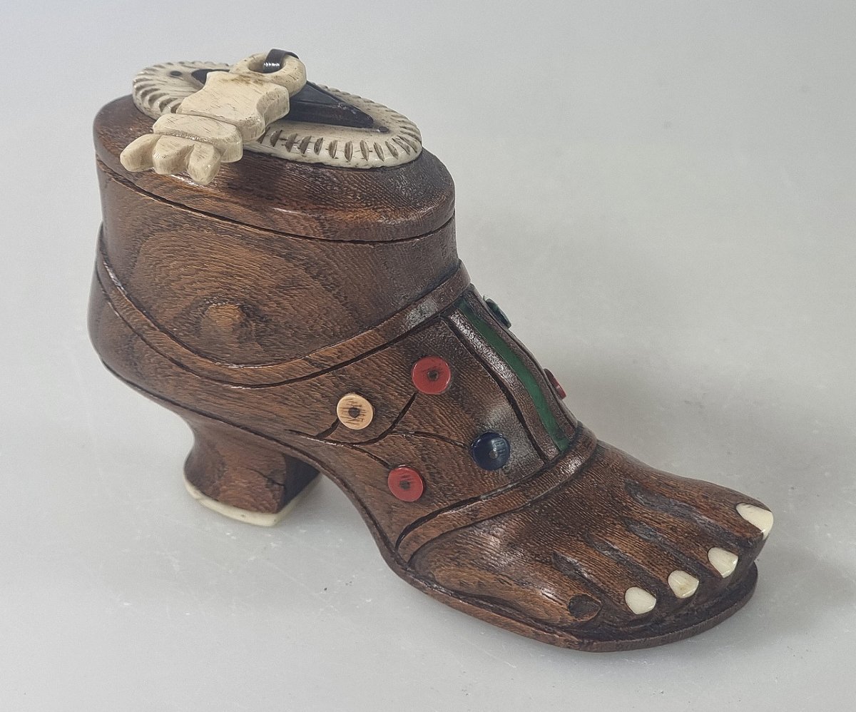 Tabatière et boîte à dés ancienne en bois en forme de chaussure – incrustations d’os – XIXe siè