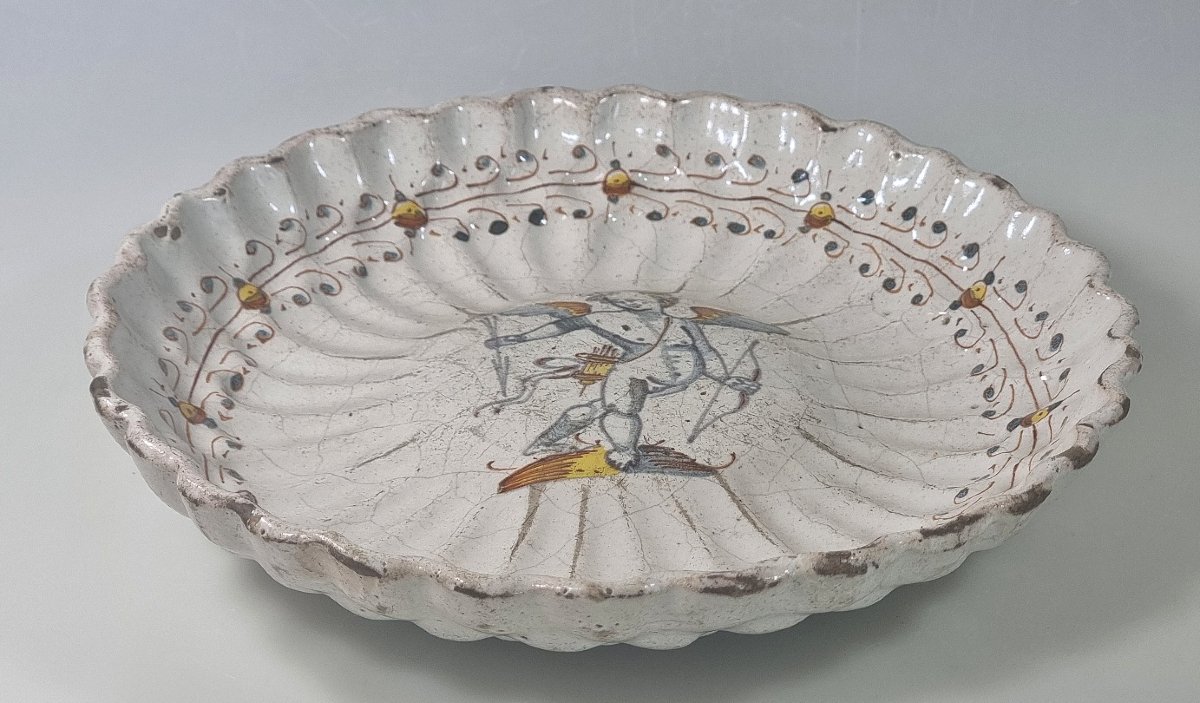 Coupe ancienne en majolique italienne à décor de Cupidon – XVIIe siècle-photo-2