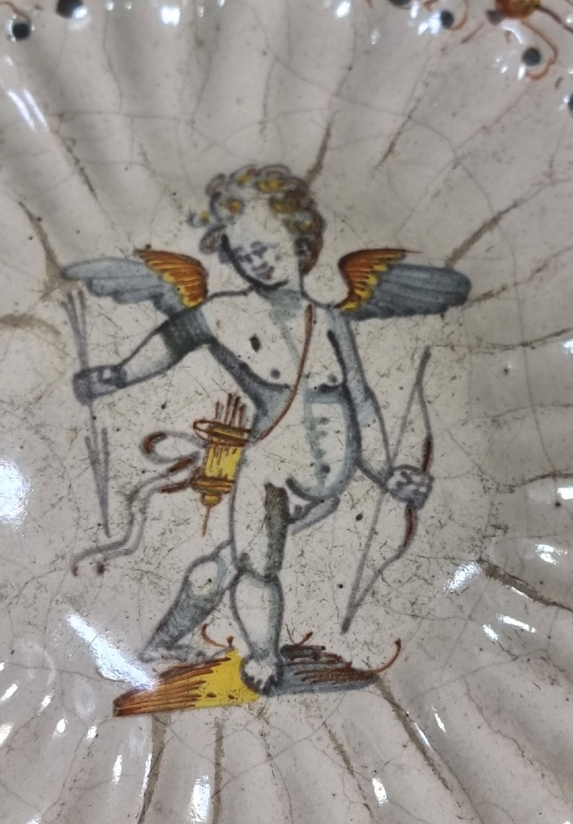 Coupe ancienne en majolique italienne à décor de Cupidon – XVIIe siècle-photo-3