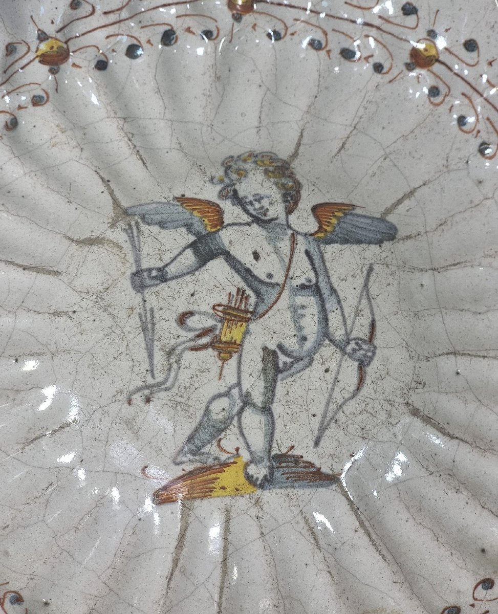 Coupe ancienne en majolique italienne à décor de Cupidon – XVIIe siècle-photo-4