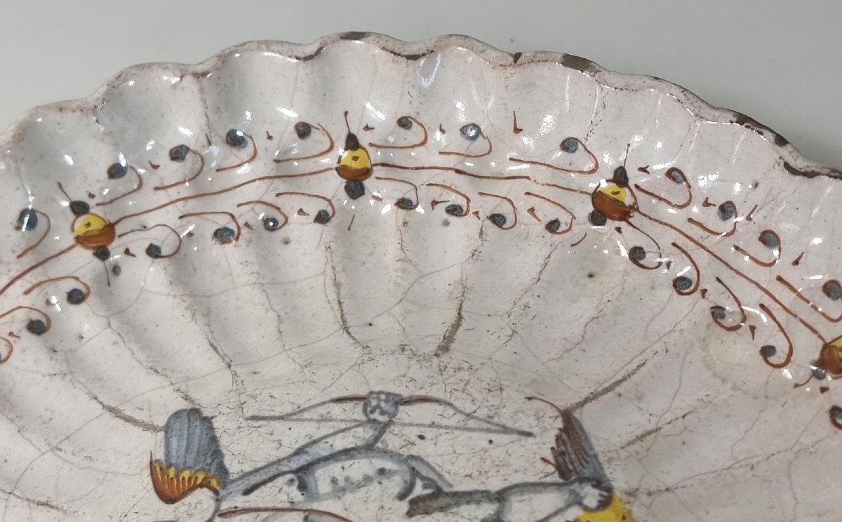 Coupe ancienne en majolique italienne à décor de Cupidon – XVIIe siècle-photo-1