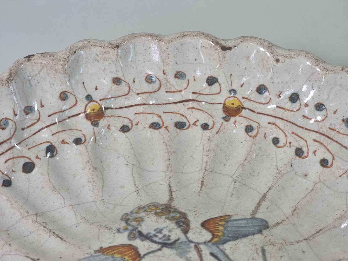Coupe ancienne en majolique italienne à décor de Cupidon – XVIIe siècle-photo-2