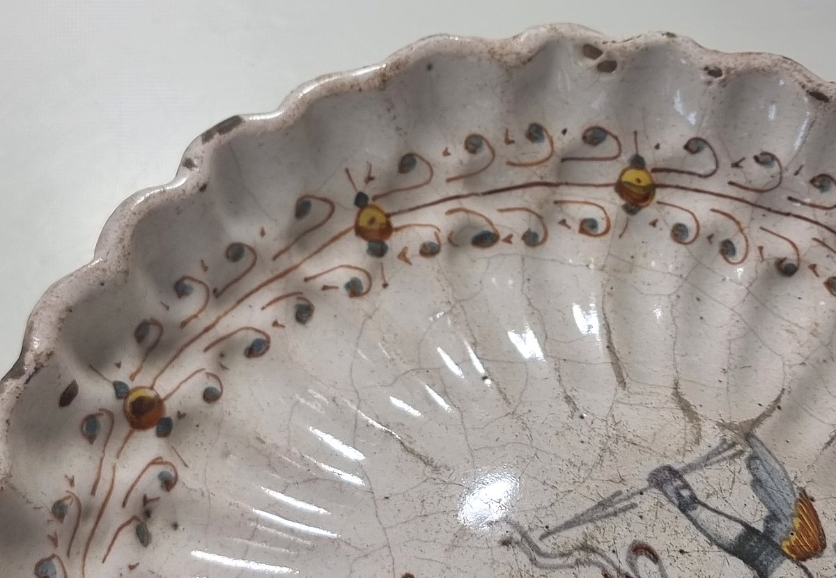 Coupe ancienne en majolique italienne à décor de Cupidon – XVIIe siècle-photo-3