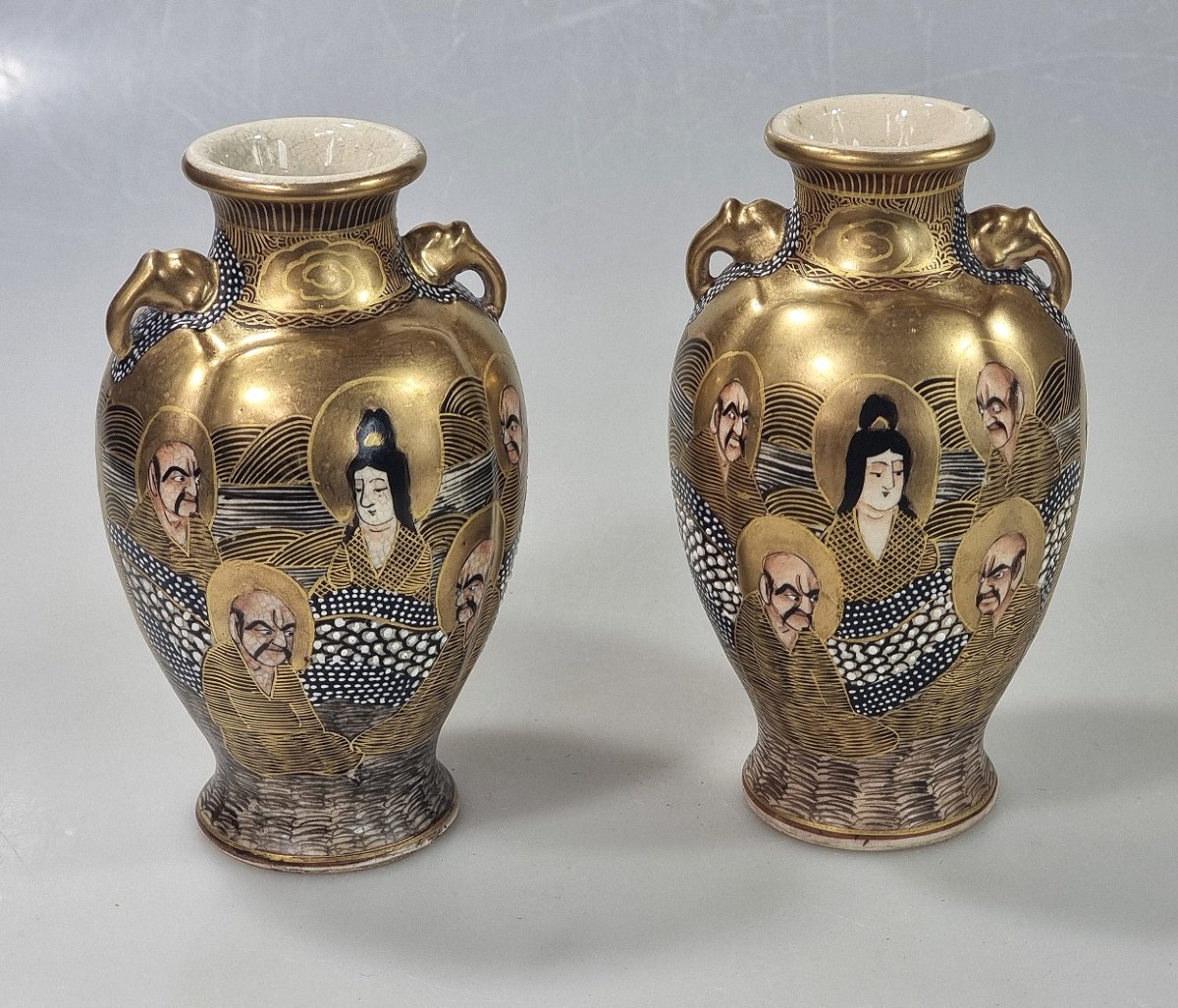 Paire de petits vases japonais Satsuma à décor « mille visages » et anses à têtes d’éléphant,-photo-3