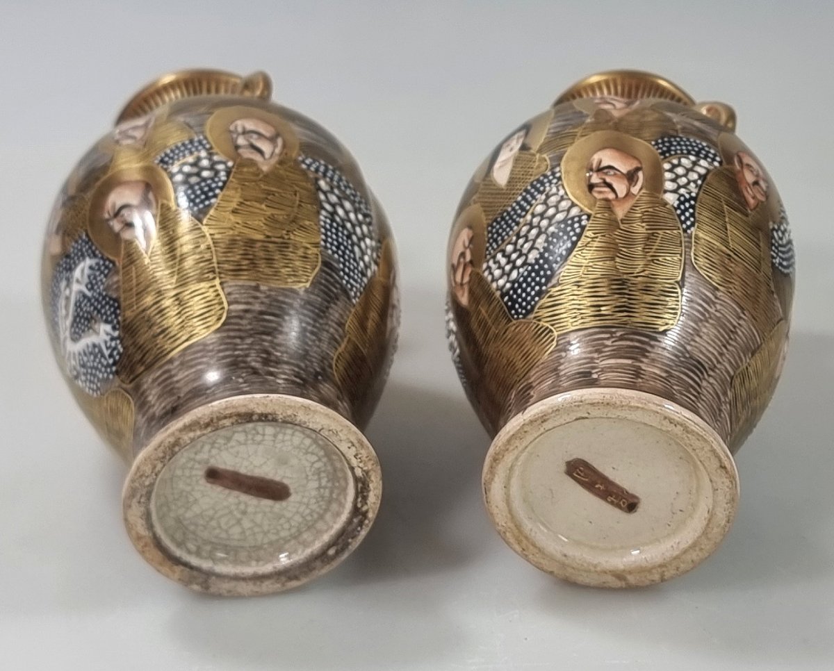 Paire de petits vases japonais Satsuma à décor « mille visages » et anses à têtes d’éléphant,-photo-2