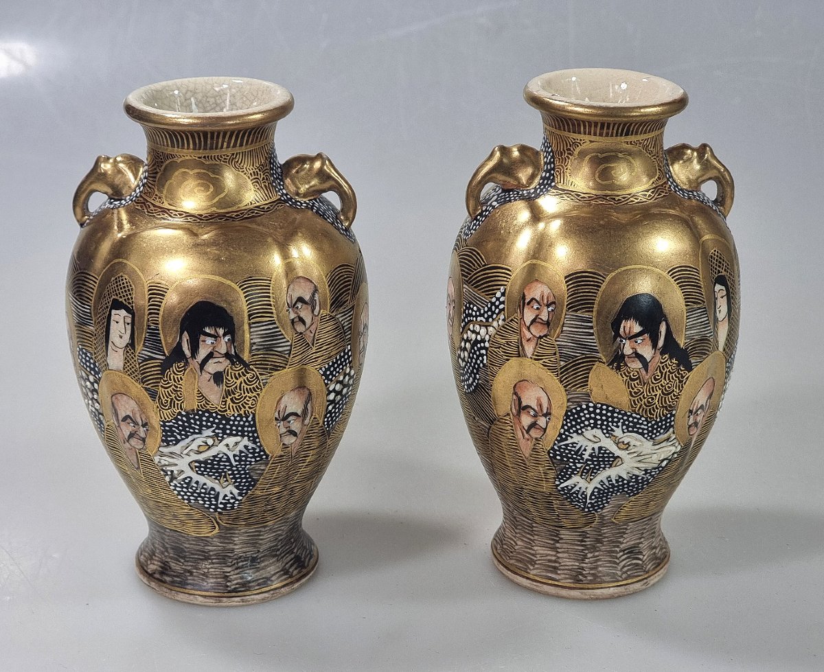 Paire de petits vases japonais Satsuma à décor « mille visages » et anses à têtes d’éléphant,