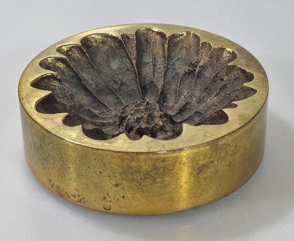 Monique Gerber – Bronze Paperweight With Floral Design, Circa 1970-photo-3