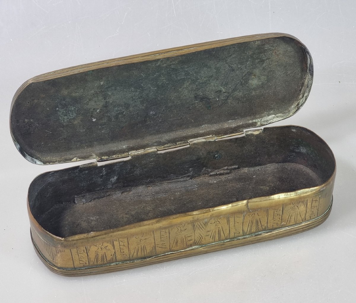 Antique Engraved Brass Snuffbox — Jesus, Jairus’s Daughter, And The Twelve Apostles-photo-1