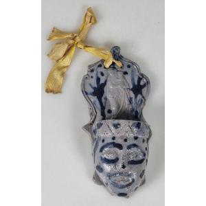  fontaine d’eau bénite en grès allemand  Westerwald, 1800-1825 – Vierge Marie l’Enfant Jésus