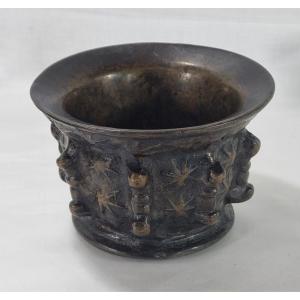 Mortier antique en bronze espagnol du XVIe-XVIIe siècle à décor d'étoiles