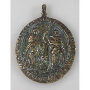 Pendentif de dévotion ancien en bronze – Vierge à l’Enfant, saint Benoît et sainte Scholastique