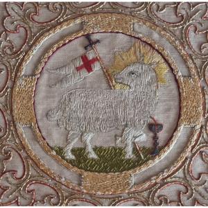 Pale de calice ancienne brodée avec Agnus Dei – XVIIIe/XIXe siècle