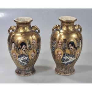 Paire de petits vases japonais Satsuma à décor « mille visages » et anses à têtes d’éléphant,