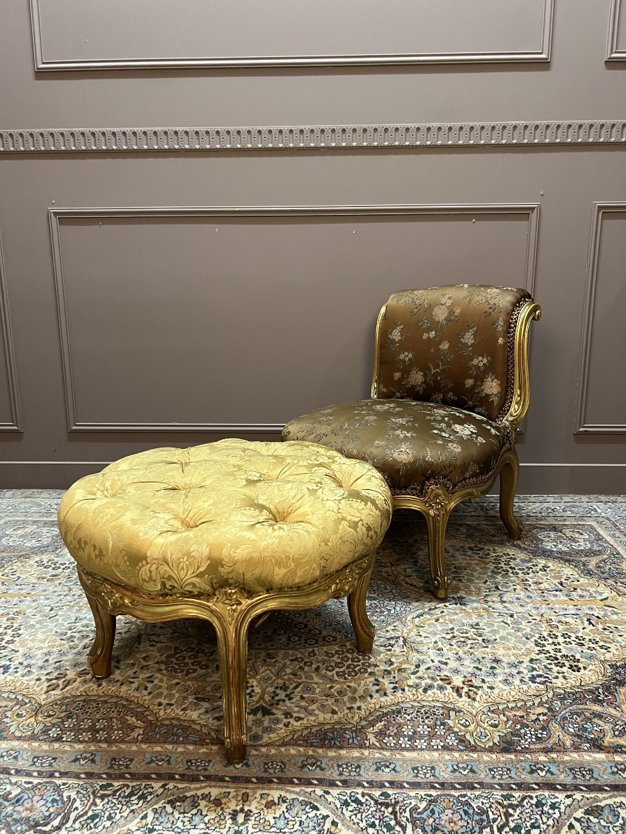 Ensemble de chauffeuse et tabouret en bois doré de style Louis XV