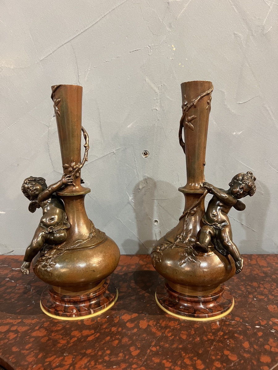 Paire de vases en bronze signé Auguste Moreau