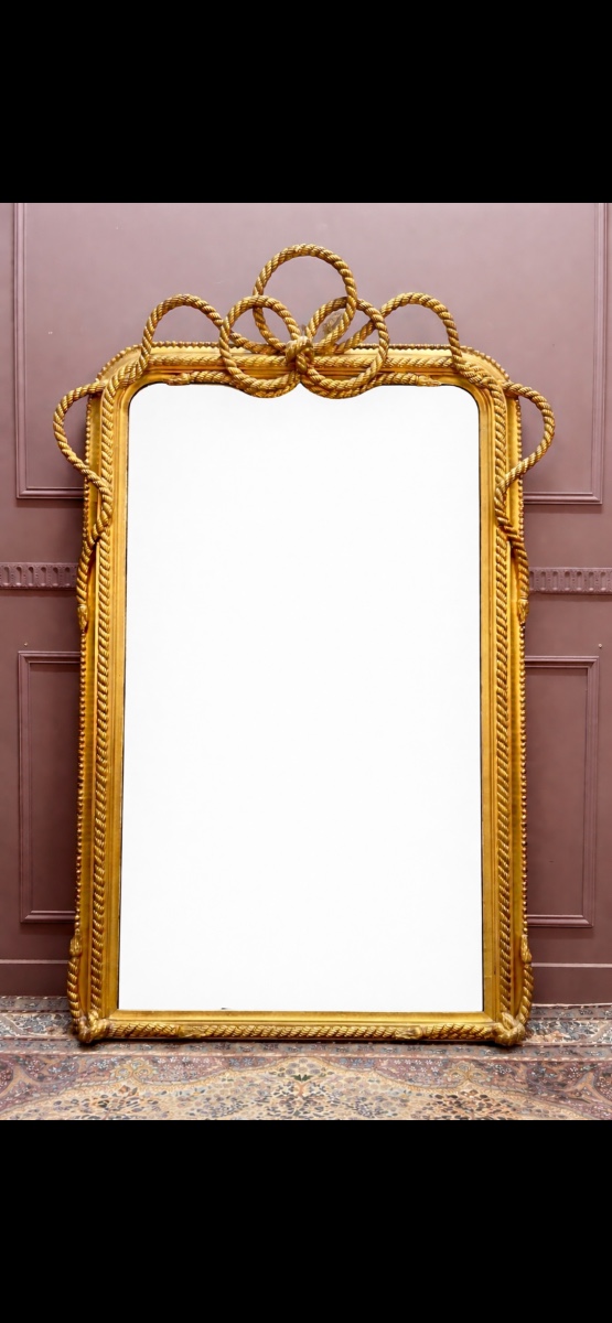 Miroir doré de style Louis XVI 