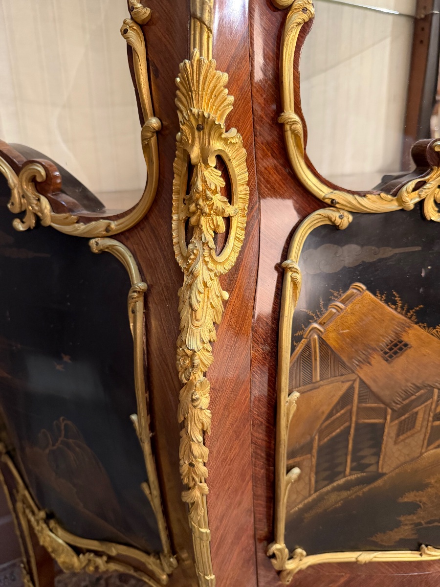 Vitrine de style Louis XV en laque de chine, estampillé Millet à Paris-photo-3