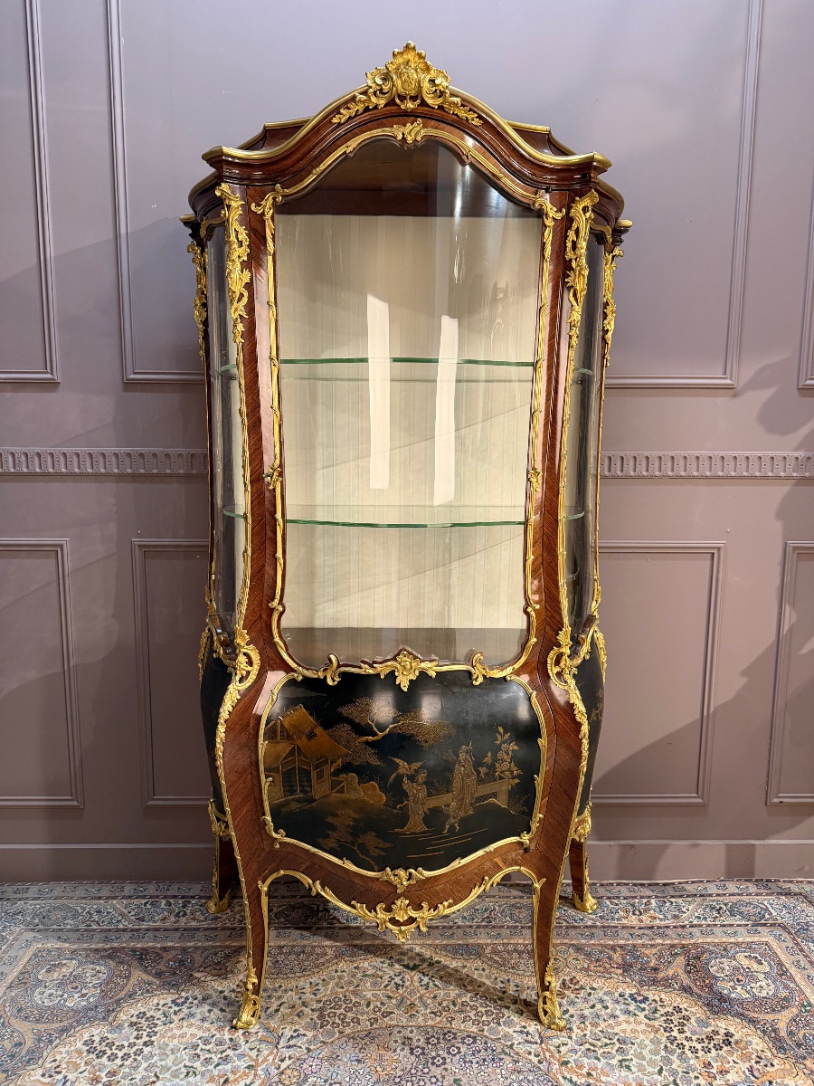 Vitrine de style Louis XV en laque de chine, estampillé Millet à Paris