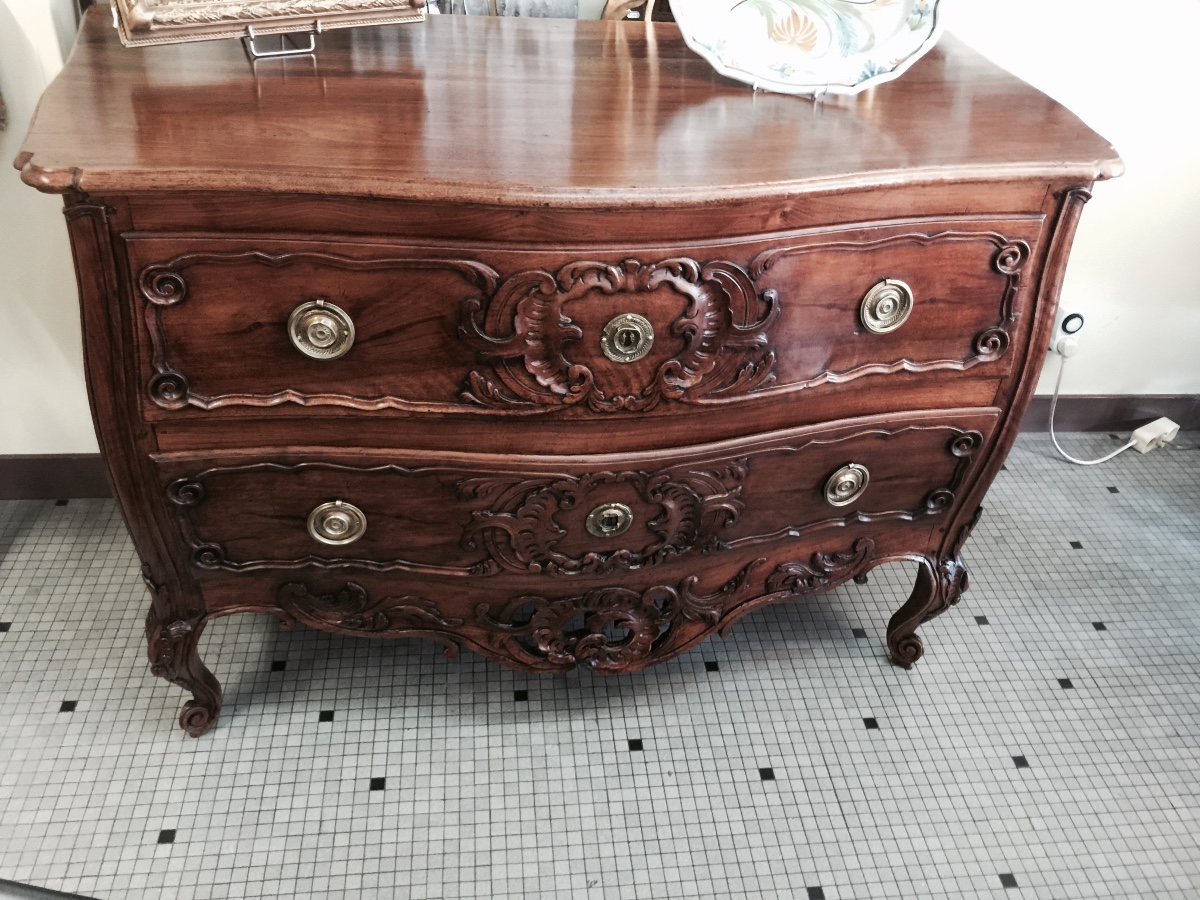 Belle Commode (dite sauteuse)Provençale 18ème d'époque régence En Noyer