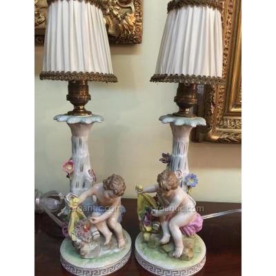 Paire De Lampes En Porcelaine à Décor d'Enfants