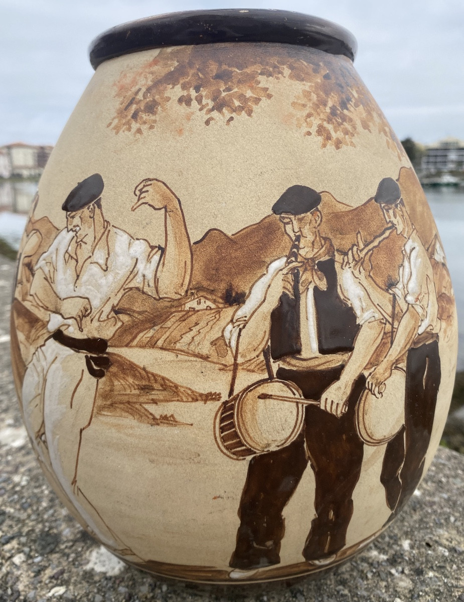 Vase bursiforme peint et émaillé Poterie de Ciboure RF Le Coronne fandango danses basques