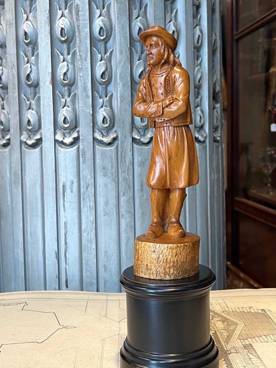 Sculpture En Buis Monoxyle Figurant Un Breton .