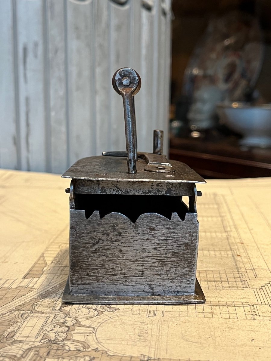 Miniature Headdress Iron.-photo-1