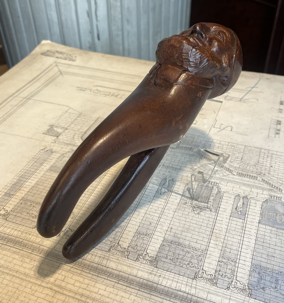 Casse noisette en bois sculpté .-photo-4