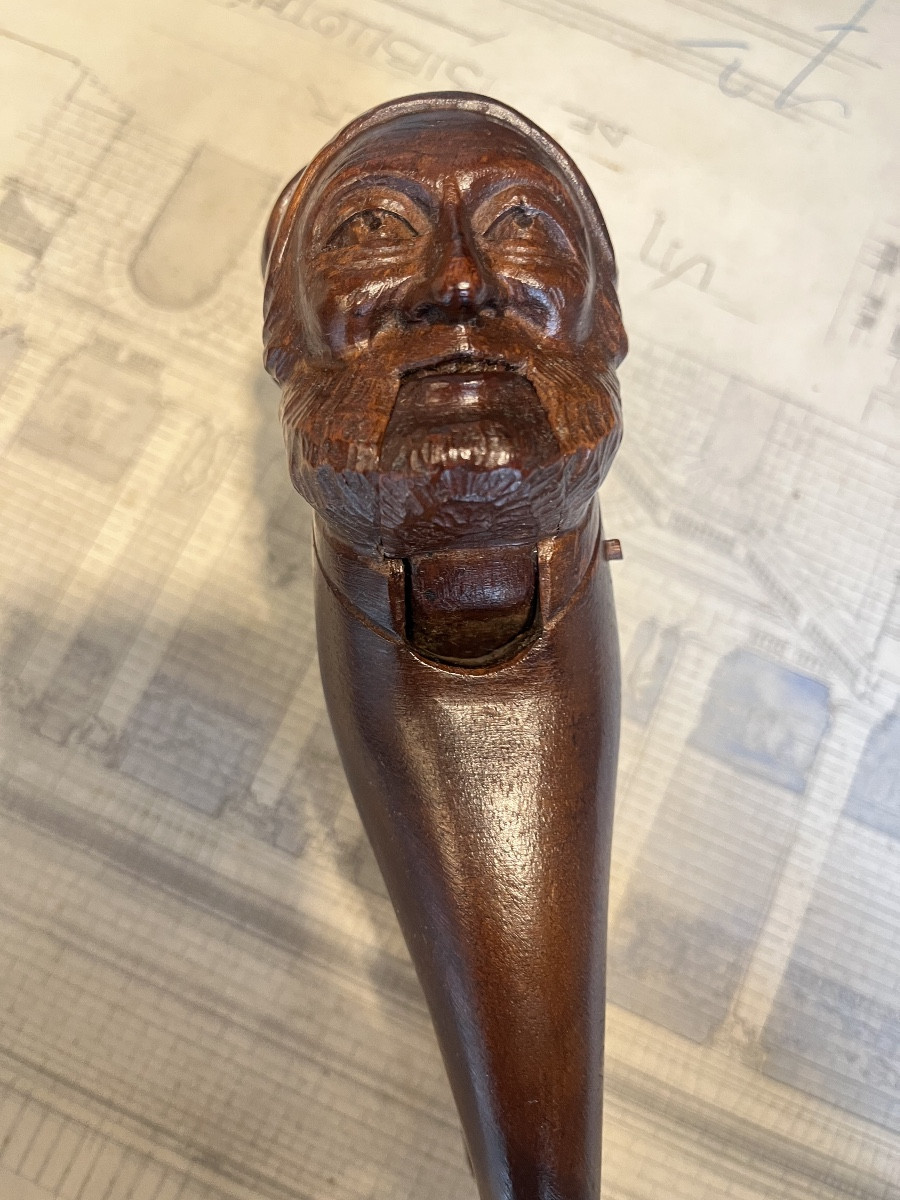 Casse noisette en bois sculpté .-photo-3