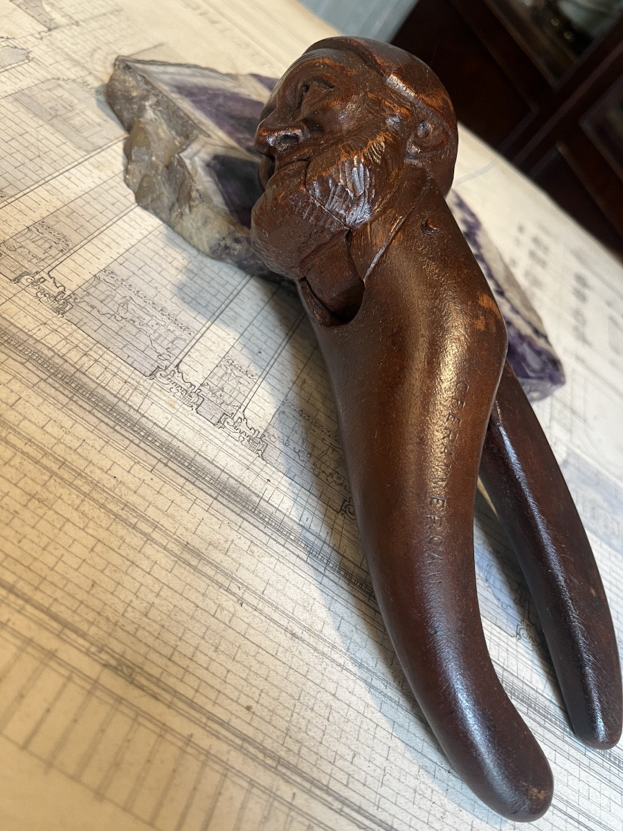 Casse noisette en bois sculpté .-photo-4