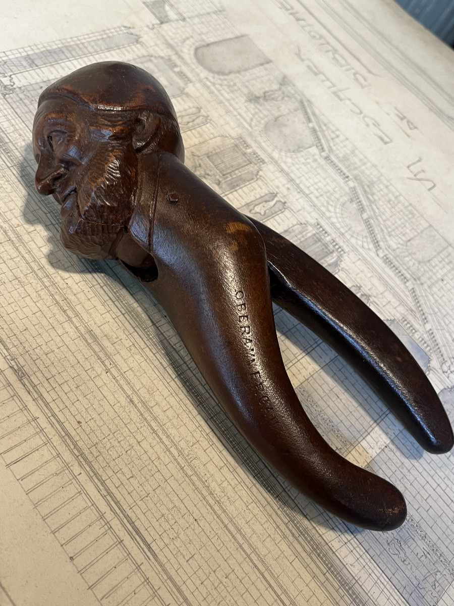 Casse noisette en bois sculpté .-photo-6