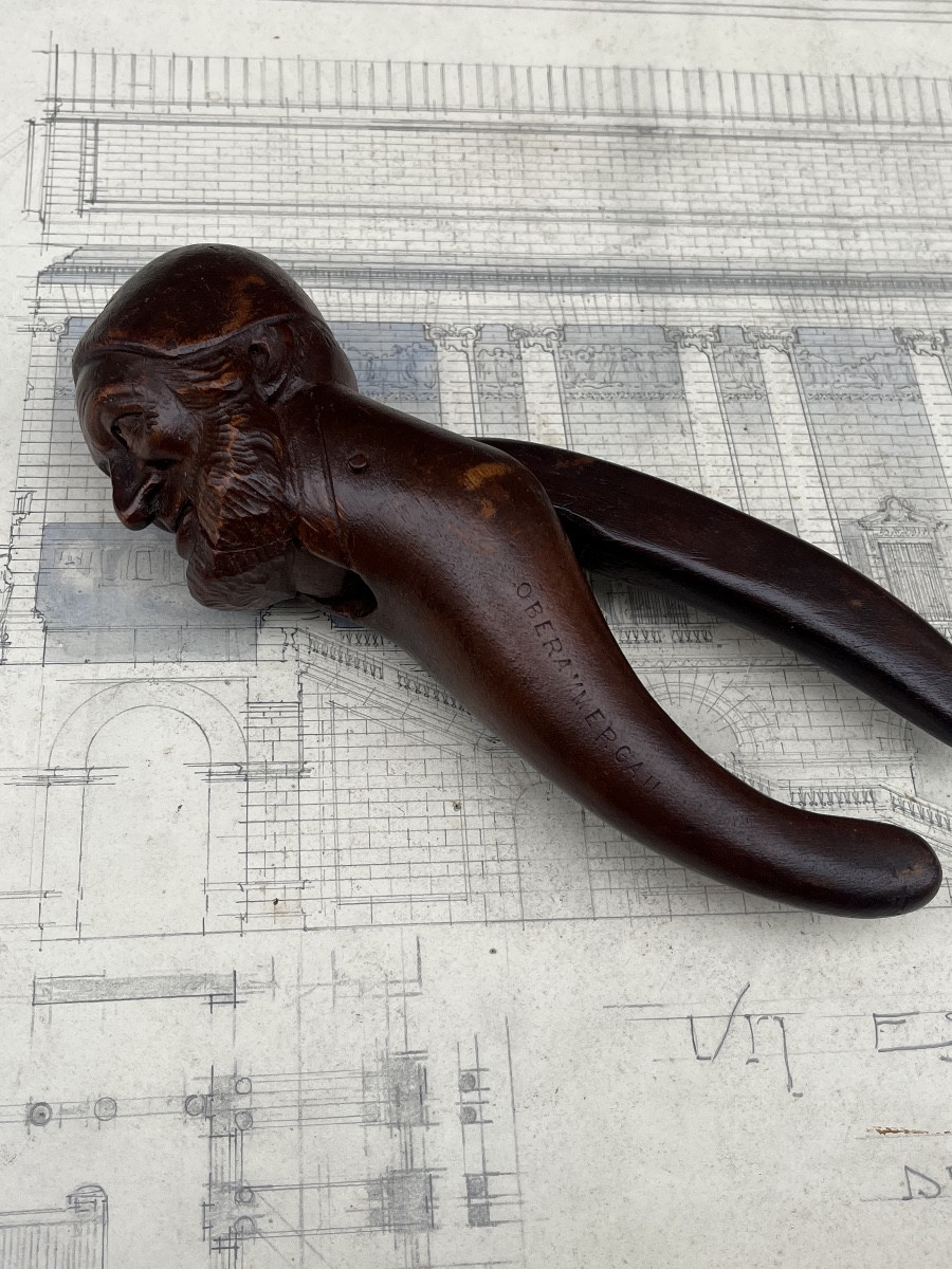 Casse noisette en bois sculpté .-photo-7