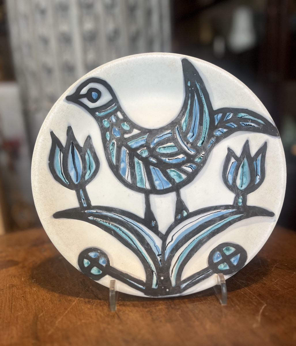 Assiette en faïence.  Roger Capron .