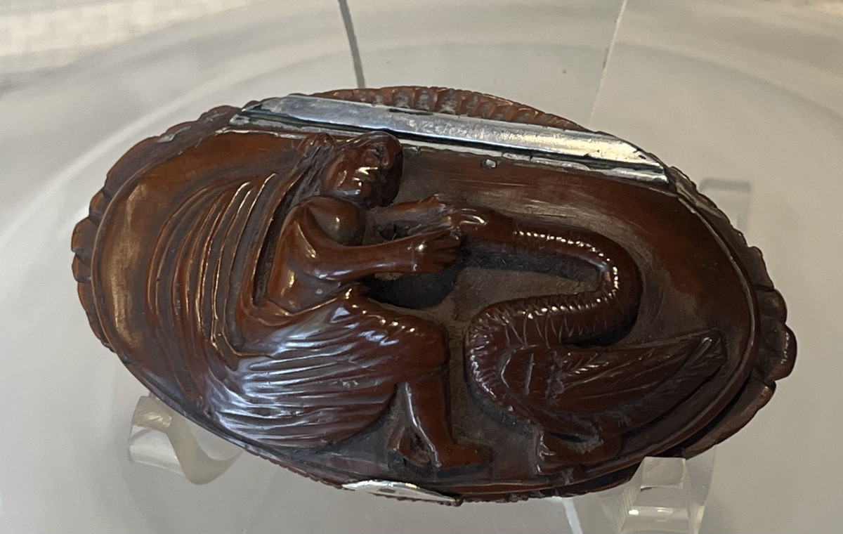 Oblong Corozo Nut Snuff Box.-photo-2