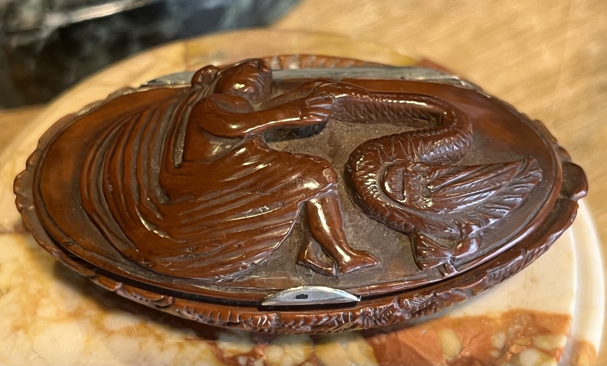 Oblong Corozo Nut Snuff Box.-photo-2