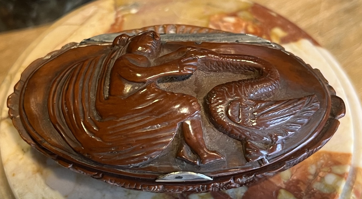 Oblong Corozo Nut Snuff Box.-photo-3