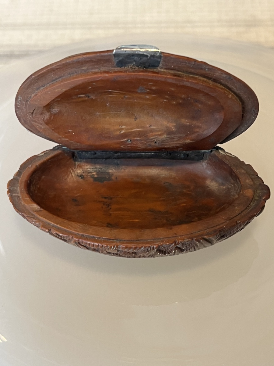 Oblong Corozo Nut Snuff Box.-photo-4