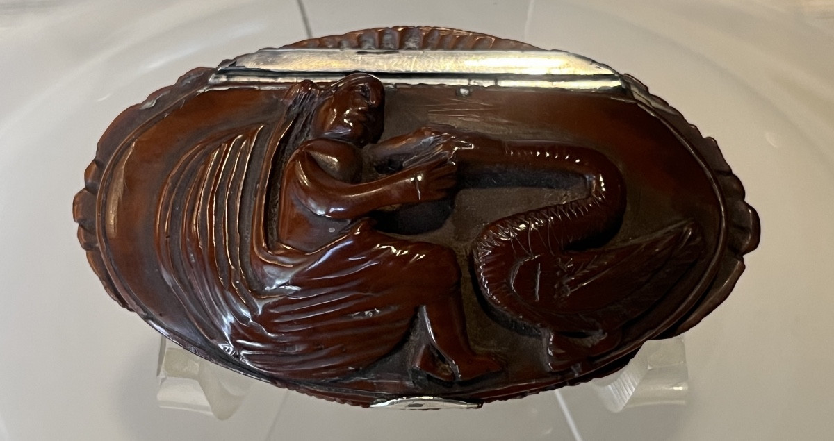 Oblong Corozo Nut Snuff Box.-photo-5