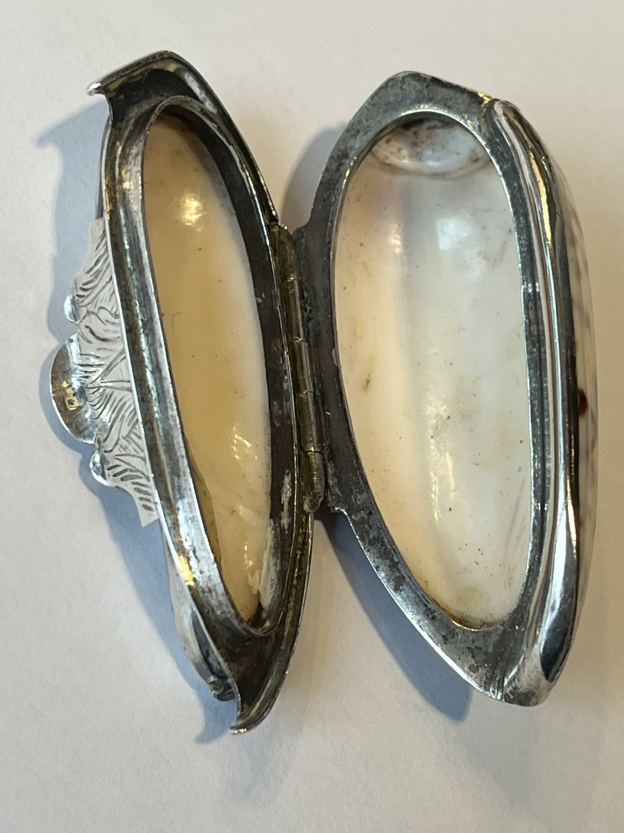 Boîte à pilules en coquillage montée en argent .-photo-8