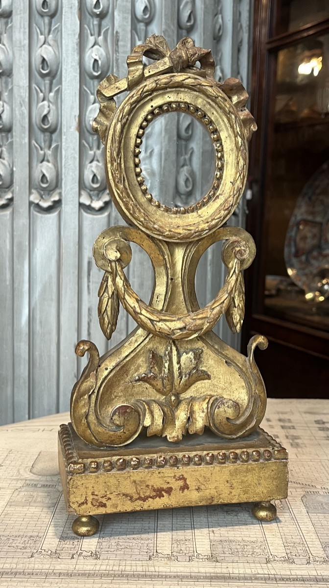 Cadre en bois sculpté et doré Louis XVI.