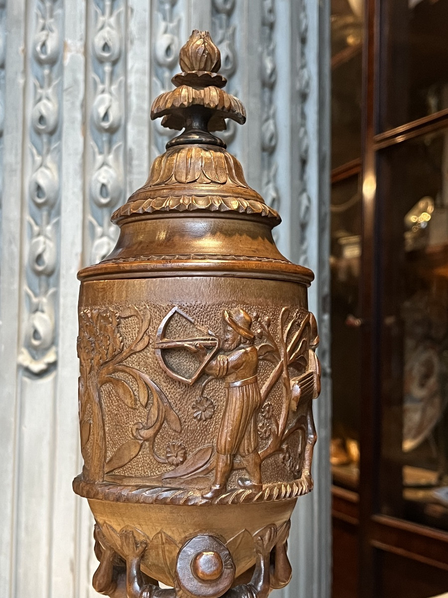 Coupe en bois résineux sculpté .Guillaume Tell.-photo-3