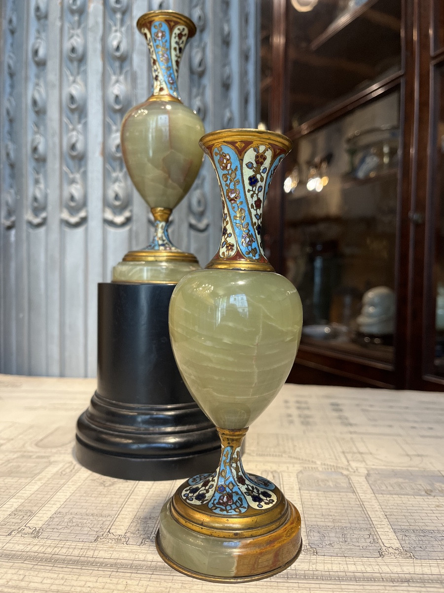 Paire de vase en Onyx d’Algérie et bronze .