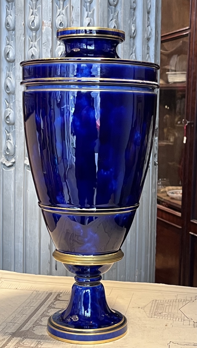 Sèvres  , vase de forme balustre .-photo-1